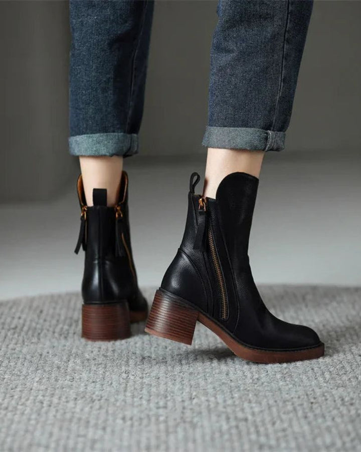 Judy™ | Black leather boots with a comfortable heel, elegant and timeless