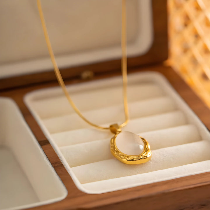 Maëlys – Organischer Anhänger mit Goldbeschichtung