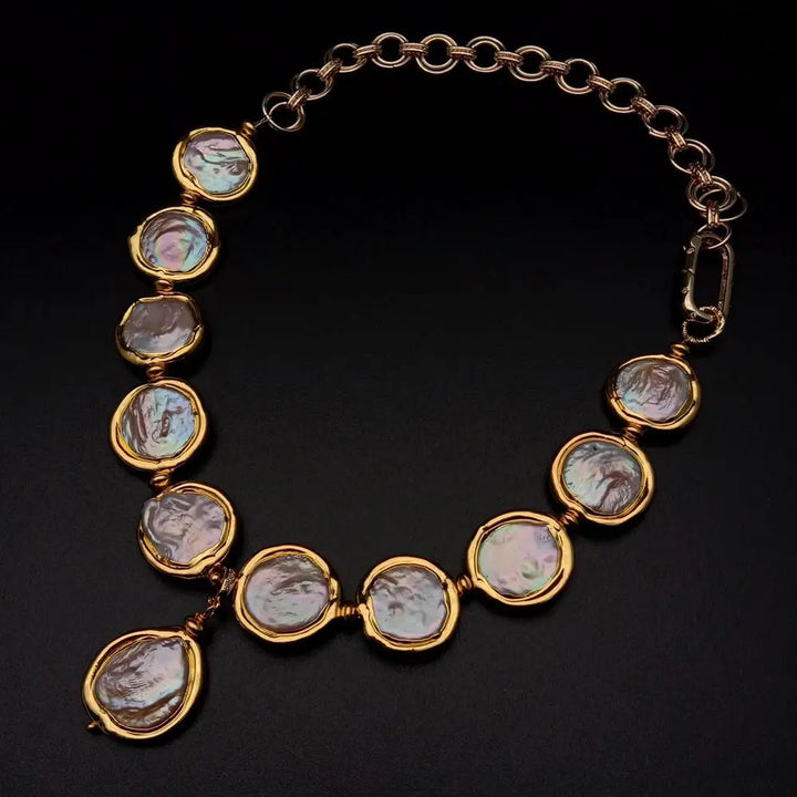 Daphné – Collier de perles de luxe avec détails dorés